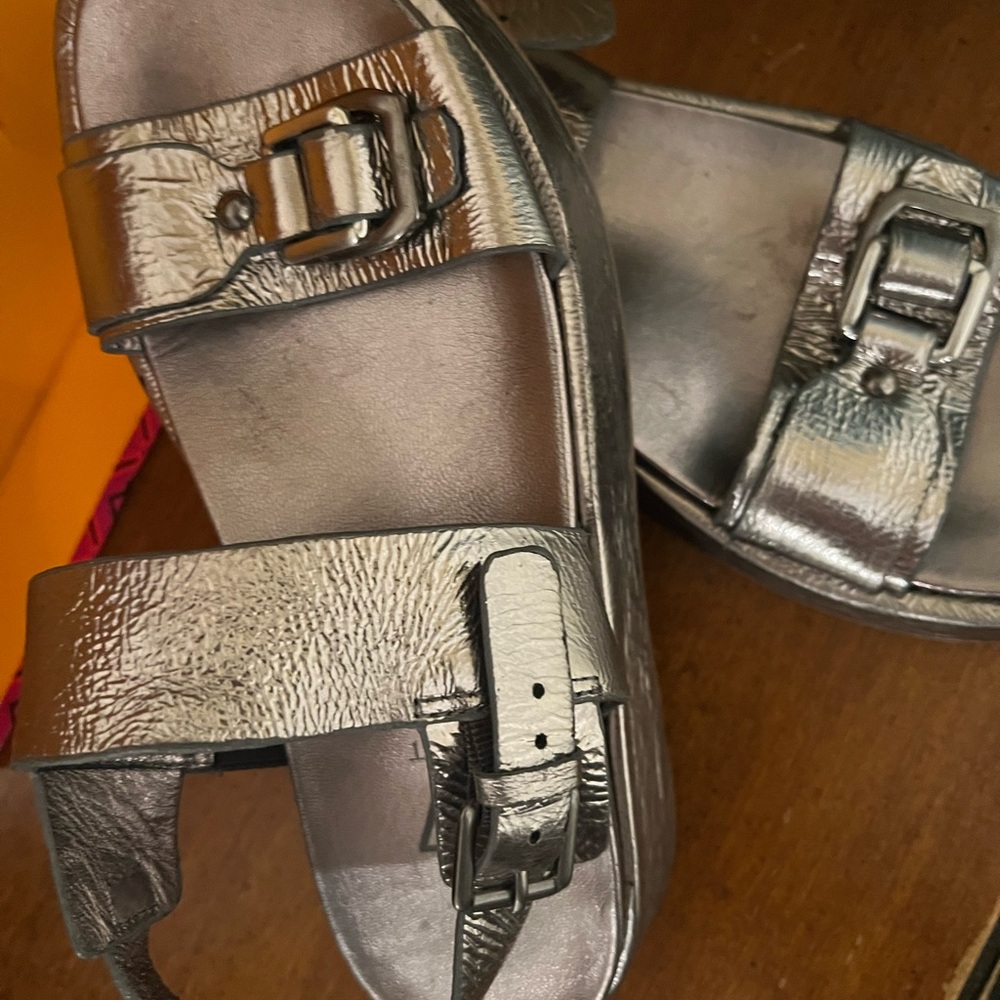 27 EDIT Metallic Silver Textured Leather Buckle Sandals - Picture 2 of 3